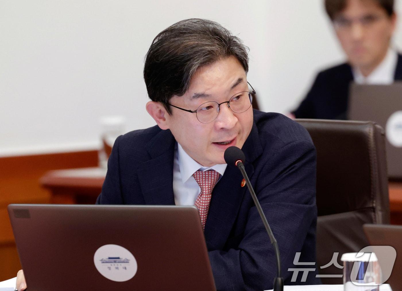 본문 이미지 - 이억원 금융위원장이 6일 청와대에서 열린 비상경제점검회의 겸 국무회의에서 발언하고 있다. (청와대통신사진기자단) 2026.5.6 ⓒ 뉴스1 허경 기자