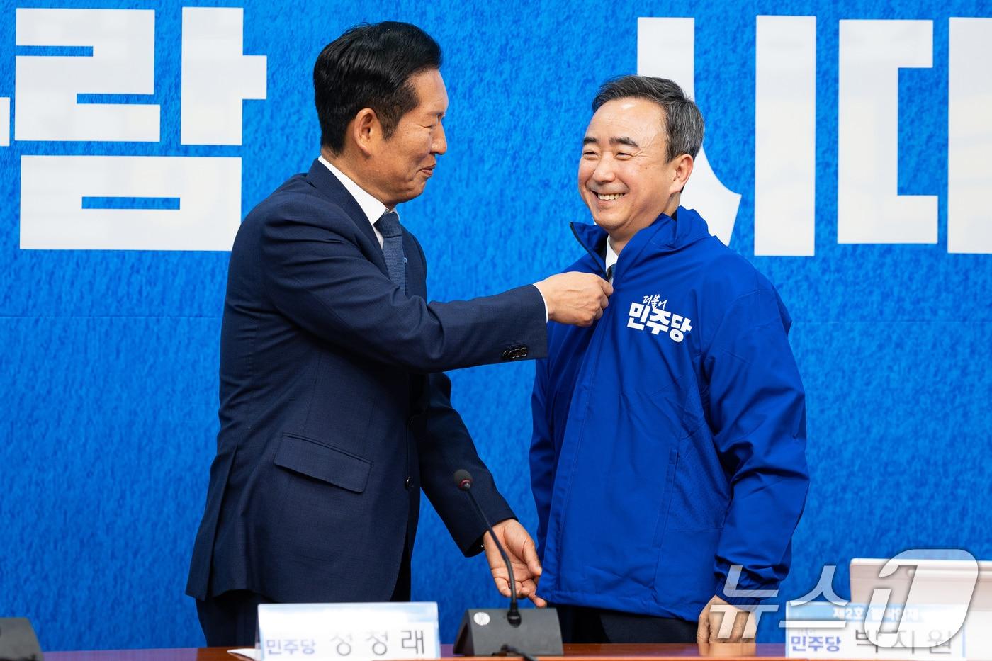 본문 이미지 - 정청래 더불어민주당 대표가 6일 서울 여의도 국회에서 열린 발탁인재 환영식에서 발탁인재 3호 임문영 전 국가인공지능전략위원회 부위원장에게 당 점퍼를 입혀주고 있다. 2026.5.6 ⓒ 뉴스1 유승관 기자