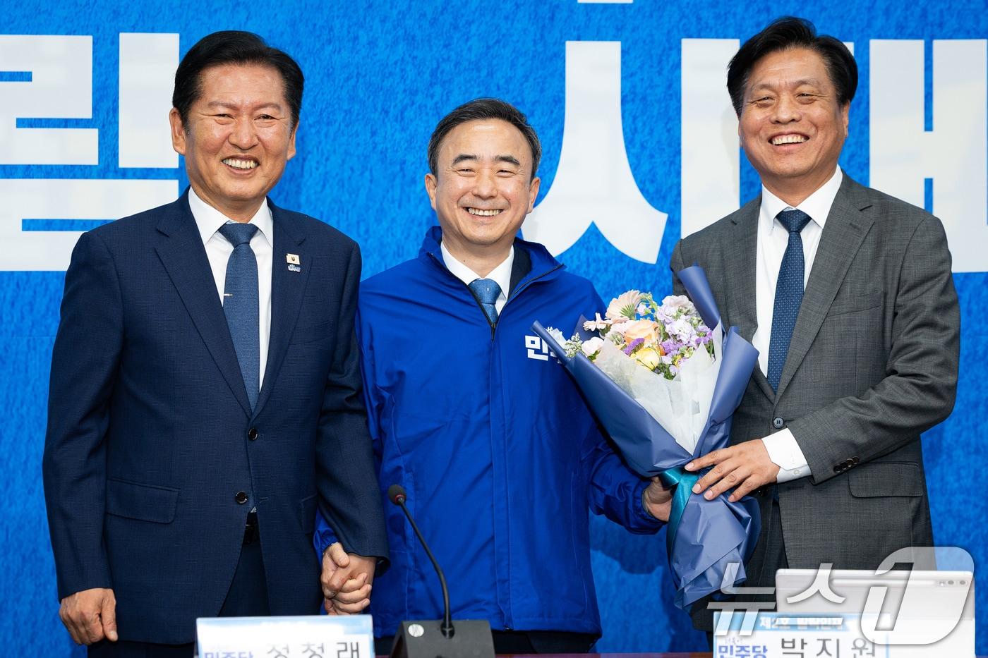 본문 이미지 - 더불어민주당 6.3 지방선거 발탁인재 3호 임문영 전 국가인공지능전략위원회 부위원장이 6일 서울 여의도 국회에서 열린 발탁인재 환영식에서 정청래 대표, 조승래 사무총장과 기념 촬영을 하고 있다. 민주당 인재영입위원회는 전북 군산·김제·부안을에 평당원 출신 박지원 최고위원을, 광주 광산을에 임문영 전 국가인공지능전략위원회 부위원장을 발탁했다. 2026.5.6 ⓒ 뉴스1 유승관 기자