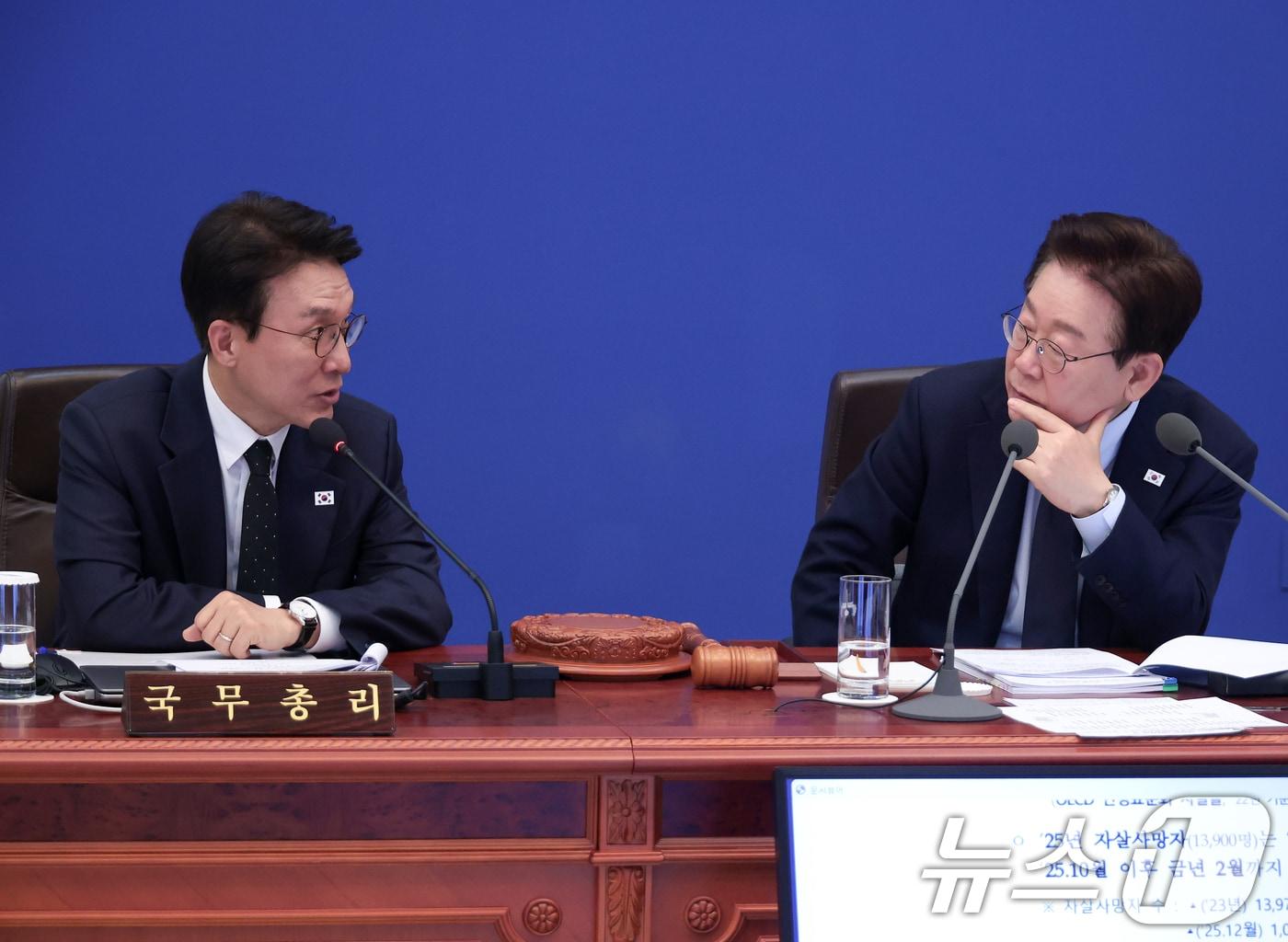 본문 이미지 - 이재명 대통령이 6일 청와대에서 열린 비상경제점검회의 겸 국무회의에서 김민석 국무총리와 대화하고 있다. (청와대통신사진기자단) 2026.5.6 ⓒ 뉴스1 허경 기자