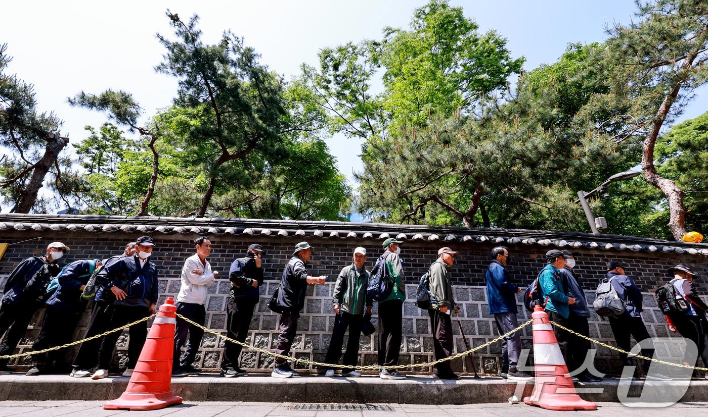 본문 이미지 - 사진은 서울 종로구 탑골공원 인근 무료급식소를 찾은 어르신들이 식사를 위해 줄을 서고 있다. 2026.5.6 ⓒ 뉴스1 이호윤 기자