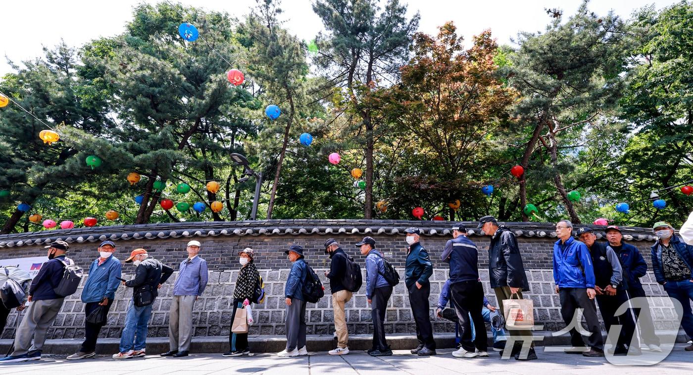 본문 이미지 - 서울 종로구 탑골공원 인근 무료급식소를 찾은 어르신들이 식사를 위해 줄을 서고 있다. 2026.5.6 ⓒ 뉴스1 이호윤 기자