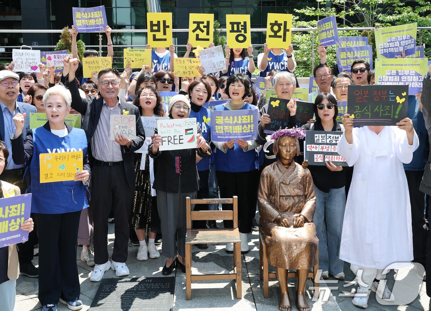 본문 이미지 - 6일 서울 종로구 옛 주한 일본대사관 앞에서 열린 제1751차 일본군 성노예제 문제해결을 위한 정기 수요시위에서 참석자들이 6년 여 만에 바리케이드가 철거된 평화의 소녀상을 반기는 퍼포먼스를 펼치고 있다. 2026.5.6 ⓒ 뉴스1 임세영 기자