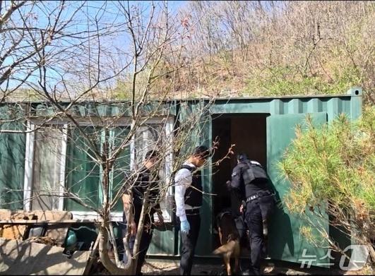본문 이미지 - 사제 총기 보관 장소 수색하는 경찰.(강원경찰청 제공. 재판매 및 DB금지)/뉴스1