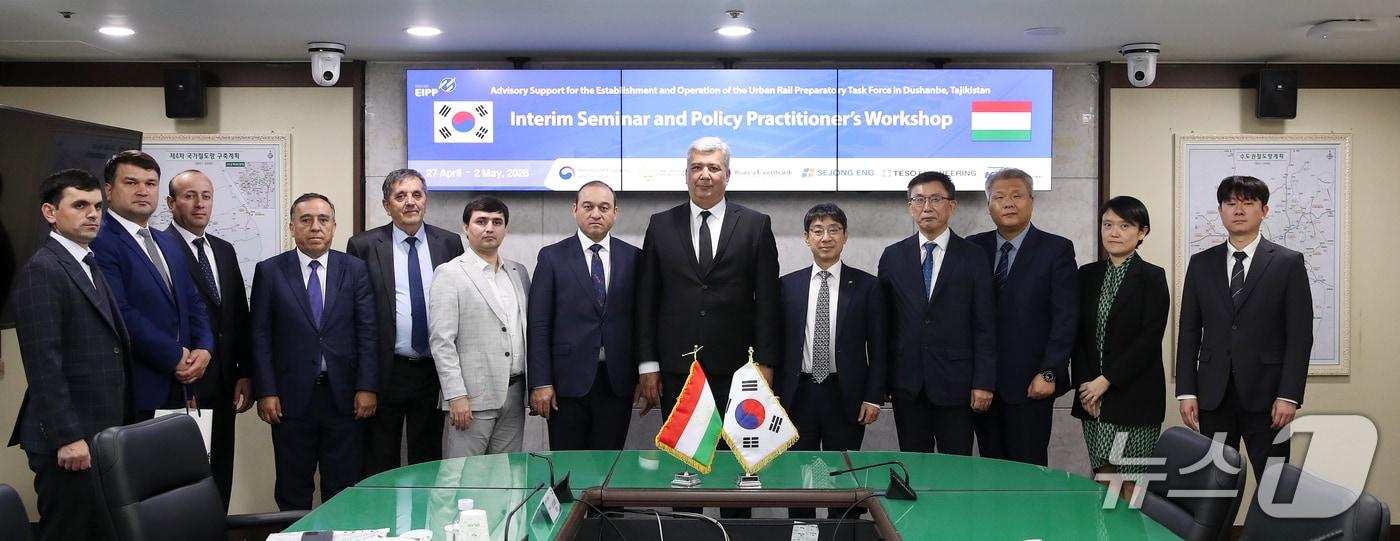 본문 이미지 - 이안호 국가철도공단 이사장 직무대행과 네맛조다 파루흐 타지키스탄 교통부 제1차관이 관계자들과 함께 기념촬영을 하고 있다.(국가철도공단 제공. 재판매 및 DB금지)/뉴스1
