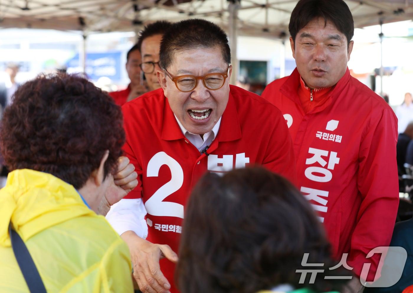 본문 이미지 - 박형준 국민의힘 부산시장 후보가 6일 부산 동래구 동래시장 하늘광장에서 열린 동래시장 상인회 어버이날 점심식사 대접 행사에 참석해 어르신들과 인사를 나누고 있다. 2026.5.6 ⓒ 뉴스1 윤일지 기자