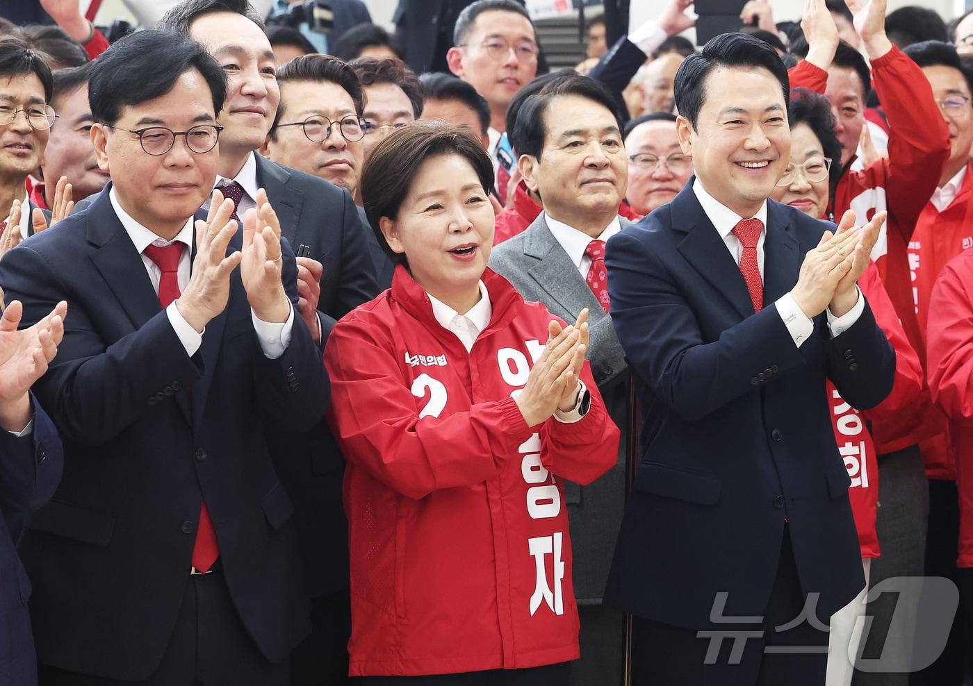 본문 이미지 - 장동혁 대표가 경기 수원시 장안구 국민의힘 경기도당에서 열린 '제9회 전국동시지방선거 경기도당 필승 결의대회'에서 송언석 원내대표, 양향자 경기도지사 후보를 비롯한 참석자들과 박수를 치고 있다. (공동취재) 2026.5.6 ⓒ 뉴스1 황기선 기자