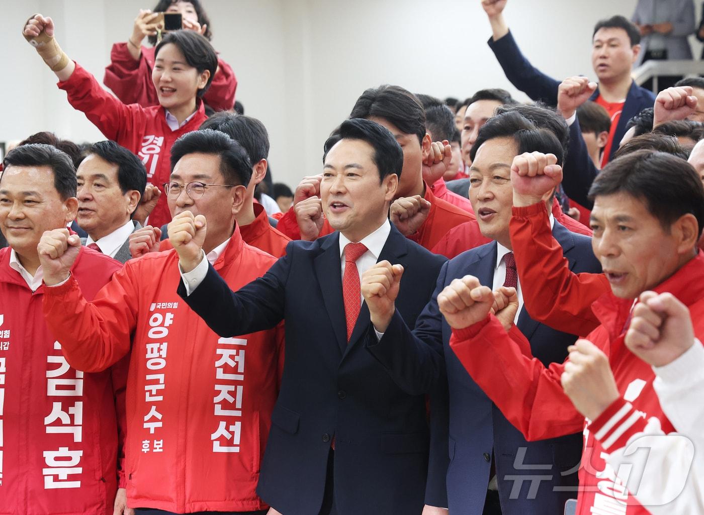 본문 이미지 - 장동혁 국민의힘 대표가 6일 경기도 수원시 장안구 국민의힘 경기도당에서 열린 '제9회 전국동시지방선거 경기도당 필승 결의대회'에서 참석자들과 파이팅을 외치고 있다. (공동취재) 2026.5.6 ⓒ 뉴스1 황기선 기자