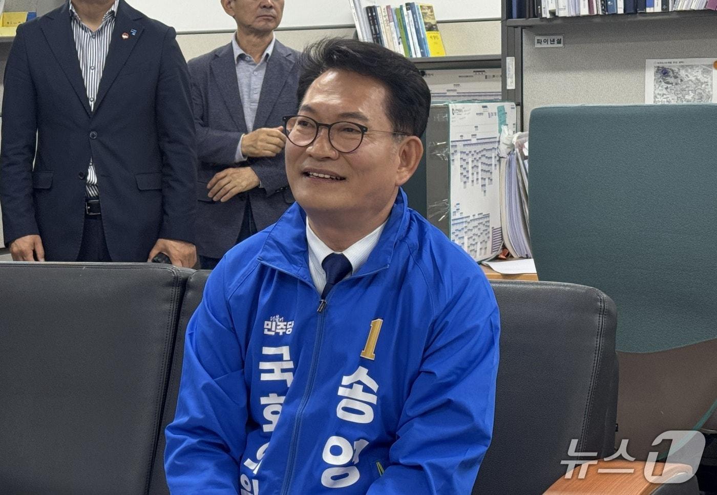 본문 이미지 - 인천 연수갑 국회의원 보궐선거에 출마하는 더불어민주당 송영길 후보가 인천시청 기자실에서 발언하고 있다.2026.5.6/뉴스1