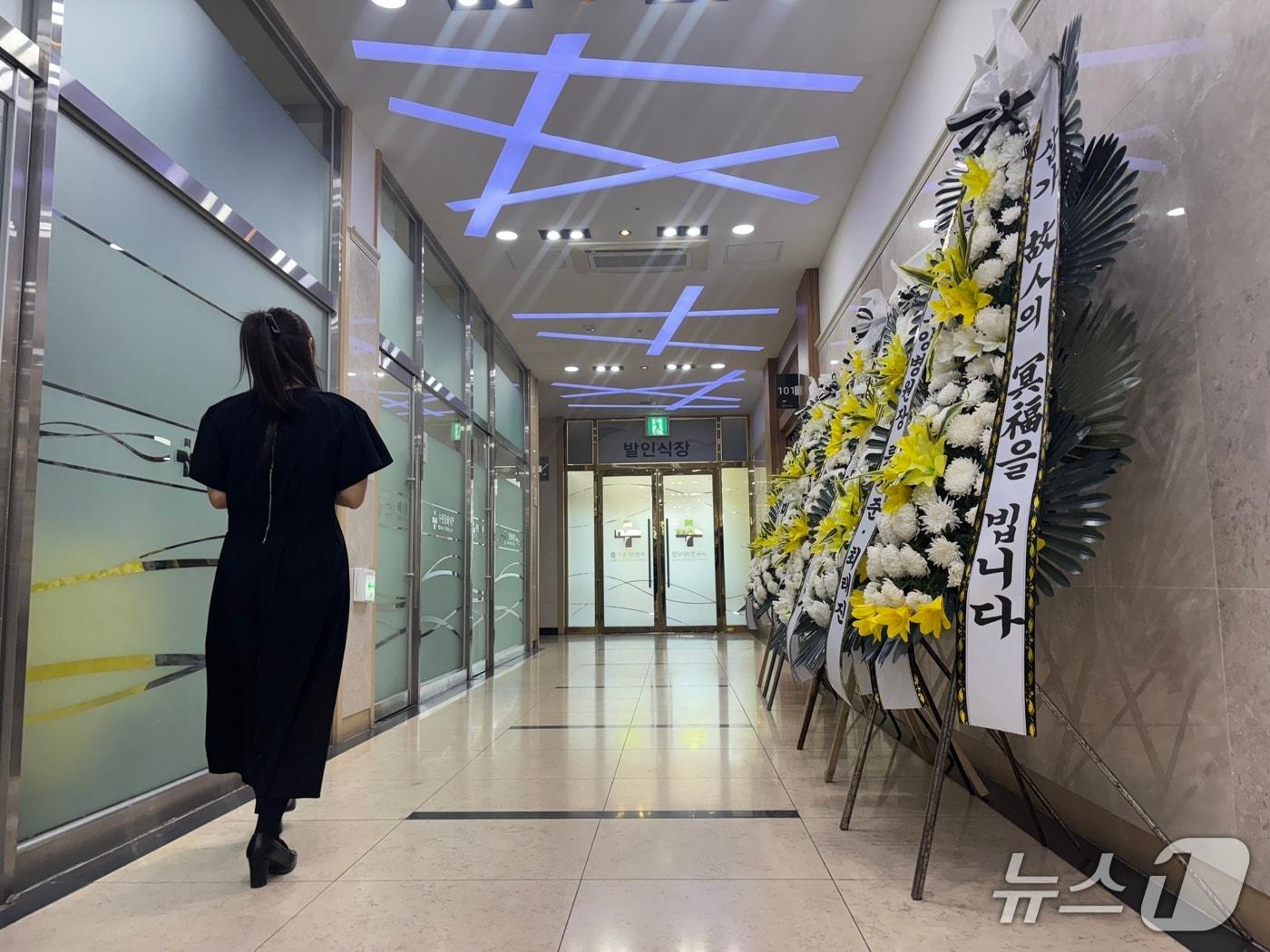 본문 이미지 - 귀갓길 흉기 피습으로 숨진 여고생 A 양의 빈소가 마련된 6일 광주 광산구의 한 장례식장에 유족들이 근조화환 옆을 지나고 있다.