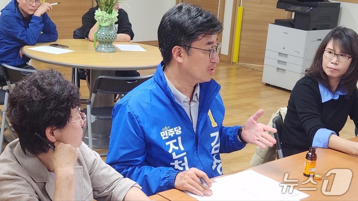 본문 이미지 - 김명식 민주당 진천군수 후보가 여성농업인과 간담회를 하고 있다.(김명식 후보 선거사무소 제공. 재판매 및 DB금지)/뉴스1