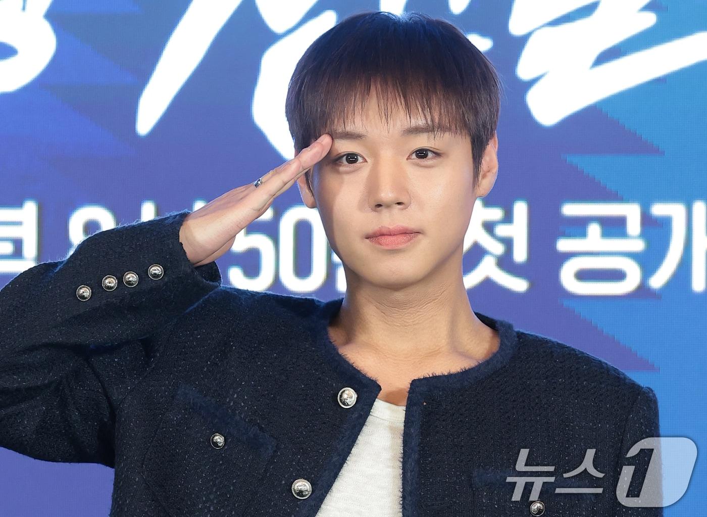본문 이미지 - 배우 박지훈이 6일 오후 서울 광진구 풀만 앰배서더 서울에서 열린 티빙 오리지널 ‘취사병 전설이 되다’(극본 최룡/연출 조남형) 제작발표회에 참석해 포즈를 취하고 있다. ‘취사병 전설이 되다’는 총 대신 식칼을, 탄띠 대신 앞치마를 두른 이등병 강성재(박지훈 분)가 ‘전설의 취사병’으로 거듭나는 과정을 그린 밀리터리 쿡방 판타지 드라마다. 특히 영화 ‘왕과 사는 남자’로 천만 배우 반열에 오른 박지훈의 차기작으로 뜨거운 관심을 모으고 있다. 2026.5.6 ⓒ 뉴스1 권현진 기자
