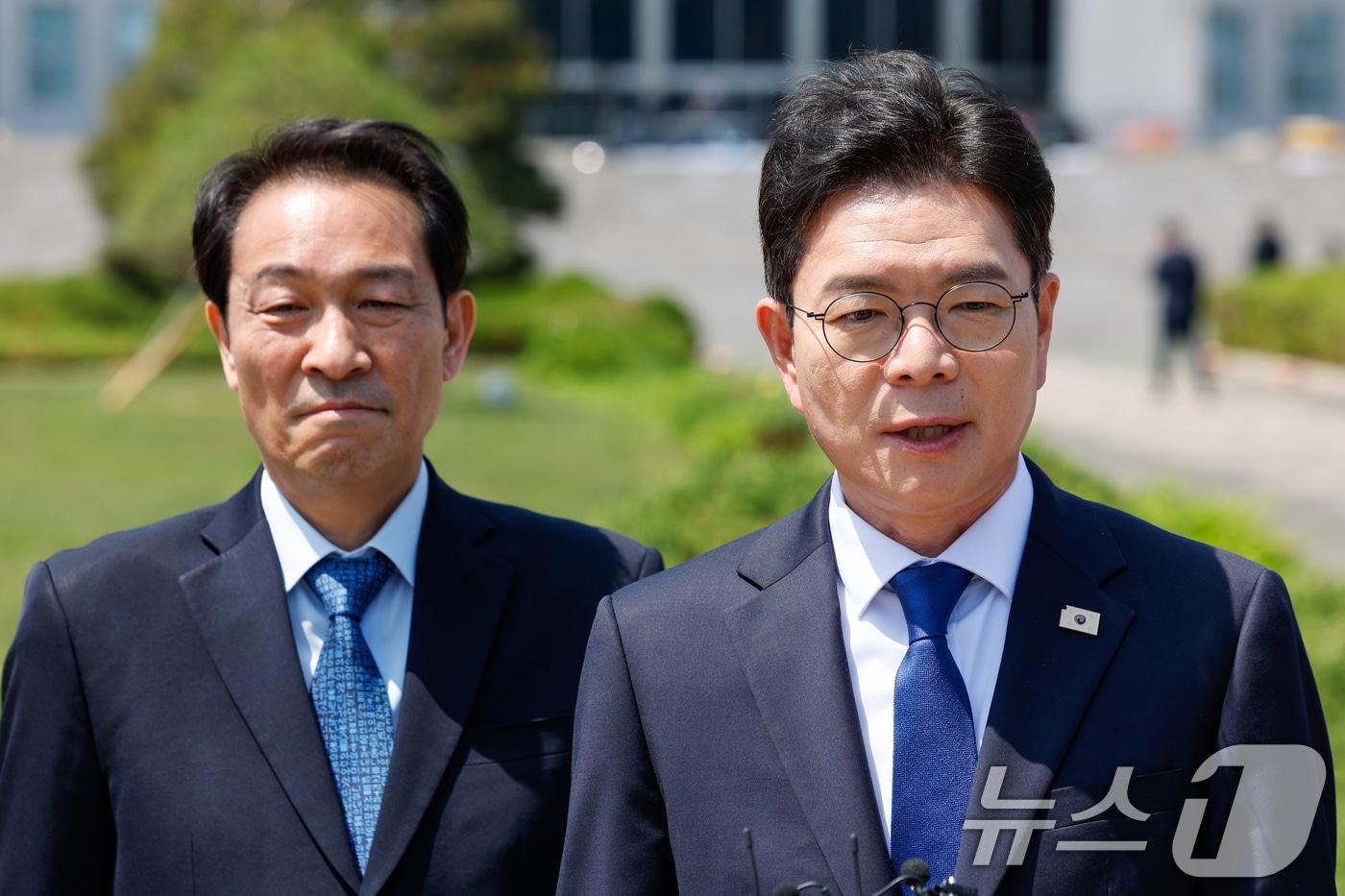 본문 이미지 - 정원오 더불어민주당 서울시장 후보가 6일 오후 서울 여의도 국회 분수대 앞에서 서울-강원 상생협력 공동 선언문 발표에 앞서 소감을 말하고 있다. 왼쪽은 우상호 강원도지사 후보. 2026.5.6 ⓒ 뉴스1 안은나 기자
