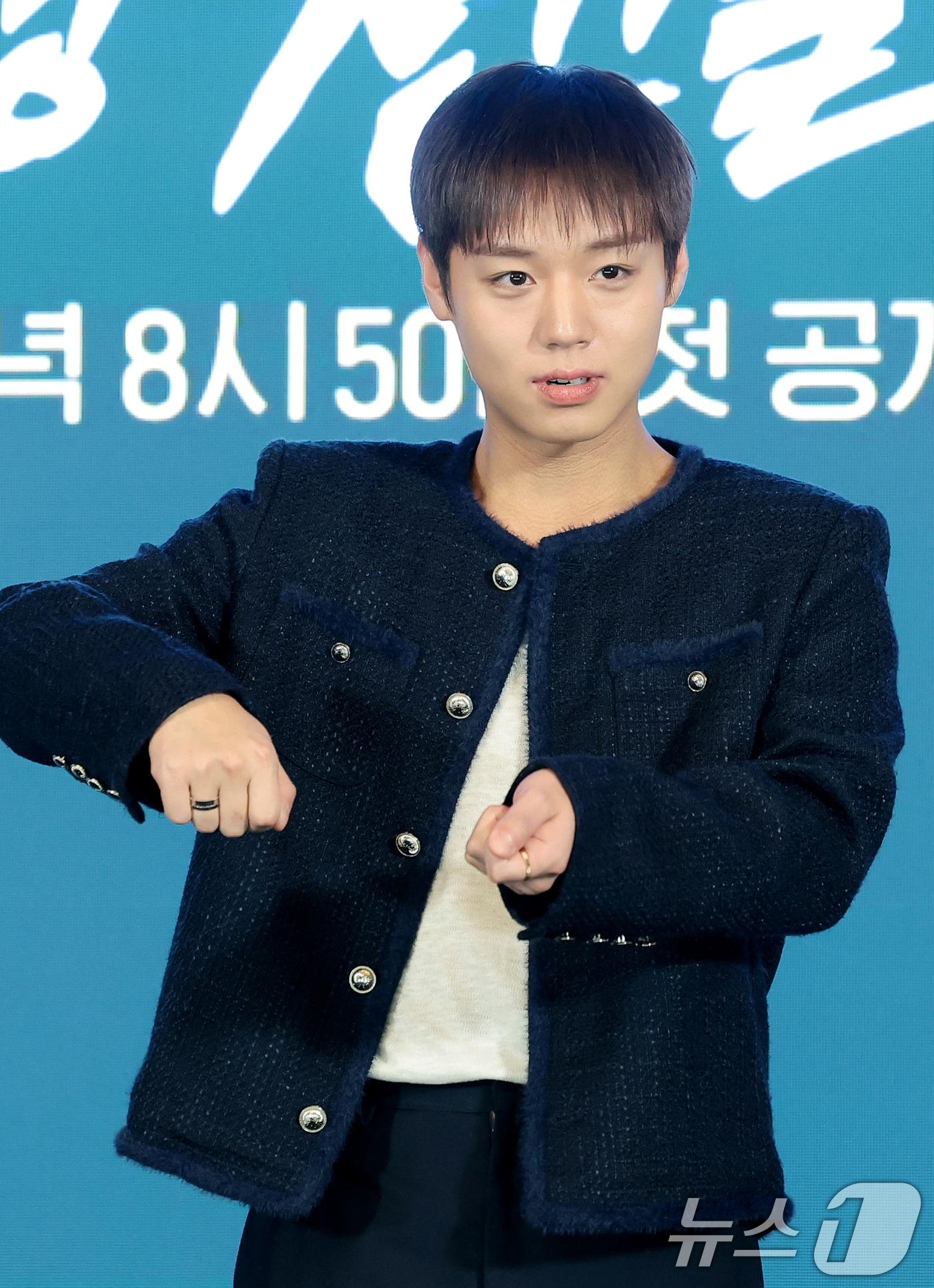 본문 이미지 - 배우 박지훈이 6일 오후 서울 광진구 풀만 앰배서더 서울에서 열린 티빙 오리지널 ‘취사병 전설이 되다’(극본 최룡/연출 조남형) 제작발표회에 참석해 포즈를 취하고 있다. ‘취사병 전설이 되다’는 총 대신 식칼을, 탄띠 대신 앞치마를 두른 이등병 강성재(박지훈 분)가 ‘전설의 취사병’으로 거듭나는 과정을 그린 밀리터리 쿡방 판타지 드라마다. 특히 영화 ‘왕과 사는 남자’로 천만 배우 반열에 오른 박지훈의 차기작으로 뜨거운 관심을 모으고 있다. 2026.5.6 ⓒ 뉴스1 권현진 기자
