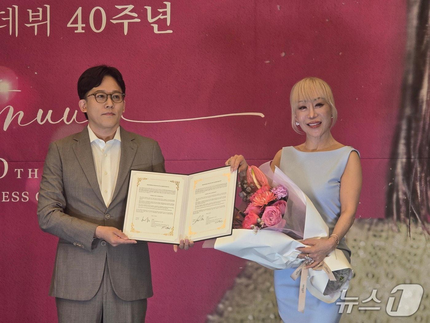 본문 이미지 - 6일 오후, 서울 강남구 그랜드 인터컨티넨탈 서울 파르나스에서 열린 기자간담회에서 조수미가 SM클래식스의 이성수 최고관리책임자(CAO)와 전속 레코딩 계약을 체결한 후 기념 촬영을 하고 있다. ⓒ 뉴스1 김정한 기자