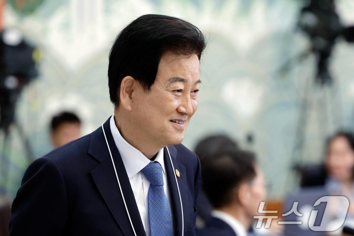 본문 이미지 - 정동영 통일부 장관이 6일 청와대에서 열린 비상경제점검회의 겸 국무회의에 참석하고 있다. (청와대통신사진기자단) 2026.5.6 ⓒ 뉴스1 허경 기자