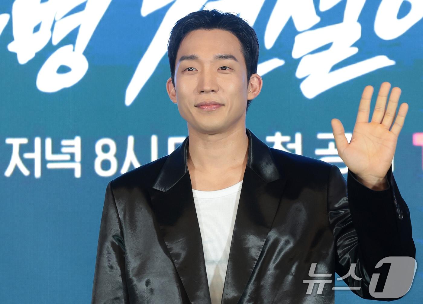 본문 이미지 - 배우 이상이가 6일 오후 서울 광진구 풀만 앰배서더 서울에서 열린 티빙 오리지널 ‘취사병 전설이 되다’(극본 최룡/연출 조남형) 제작발표회에 참석해 포즈를 취하고 있다. ‘취사병 전설이 되다’는 총 대신 식칼을, 탄띠 대신 앞치마를 두른 이등병 강성재(박지훈 분)가 ‘전설의 취사병’으로 거듭나는 과정을 그린 밀리터리 쿡방 판타지 드라마다. 특히 영화 ‘왕과 사는 남자’로 천만 배우 반열에 오른 박지훈의 차기작으로 뜨거운 관심을 모으고 있다. 2026.5.6 ⓒ 뉴스1 권현진 기자