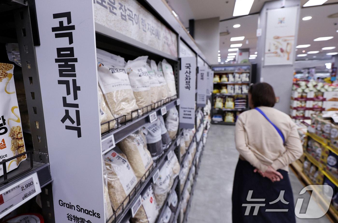 본문 이미지 - 6일 서울의 한 대형마트에 곡물이 진열돼 있다. 한때 안정세를 보이던 국제 곡물가격이 다시 들썩이고 있다. 미국과 이란이 호르무즈 해협 안팎에서 대치 상황을 이어가면서 공급 불안 우려가 커진 영향이다. 2026.5.6 ⓒ 뉴스1 박지혜 기자