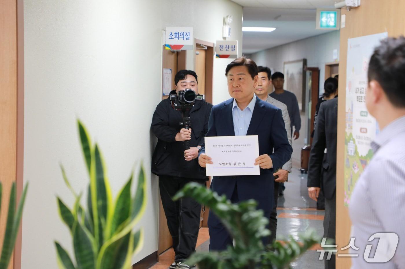 본문 이미지 - 김관영 전북지사가 6일 전북선관위를 찾아 예비후보 등록을 마쳤다./뉴스1 