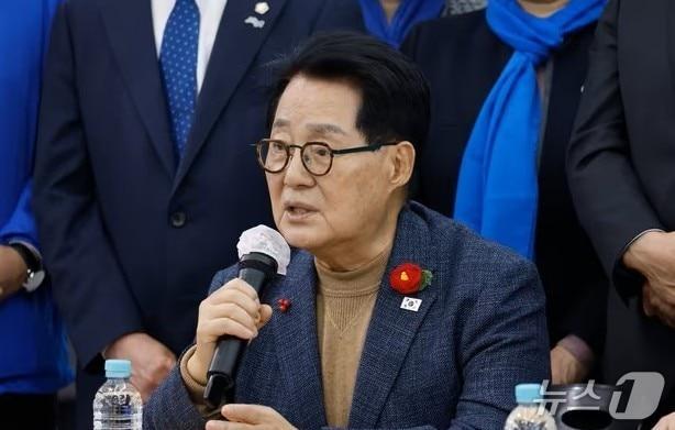본문 이미지 - 박지원 민주당 의원이 전남 영광군 농협에서 열린 최고위원회의에서 발언을 하고 있다. 2026.3.6 ⓒ 뉴스1 김태성 기자 