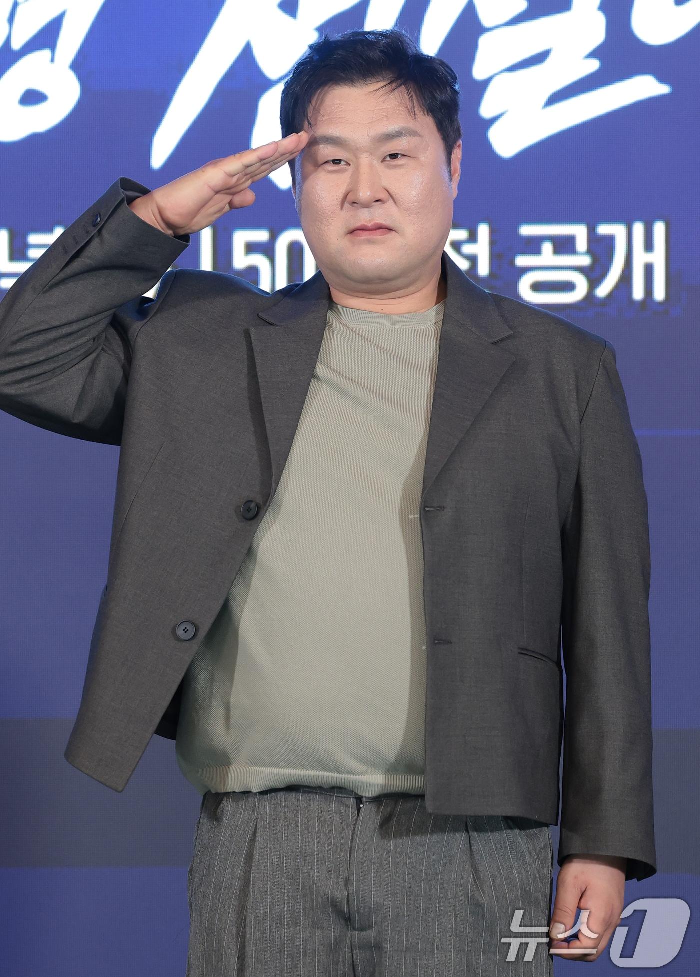 본문 이미지 - 배우 윤경호가 6일 오후 서울 광진구 풀만 앰배서더 서울에서 열린 티빙 오리지널 ‘취사병 전설이 되다’(극본 최룡/연출 조남형) 제작발표회에 참석해 포즈를 취하고 있다. ‘취사병 전설이 되다’는 총 대신 식칼을, 탄띠 대신 앞치마를 두른 이등병 강성재(박지훈 분)가 ‘전설의 취사병’으로 거듭나는 과정을 그린 밀리터리 쿡방 판타지 드라마다. 특히 영화 ‘왕과 사는 남자’로 천만 배우 반열에 오른 박지훈의 차기작으로 뜨거운 관심을 모으고 있다. 2026.5.6 ⓒ 뉴스1 권현진 기자