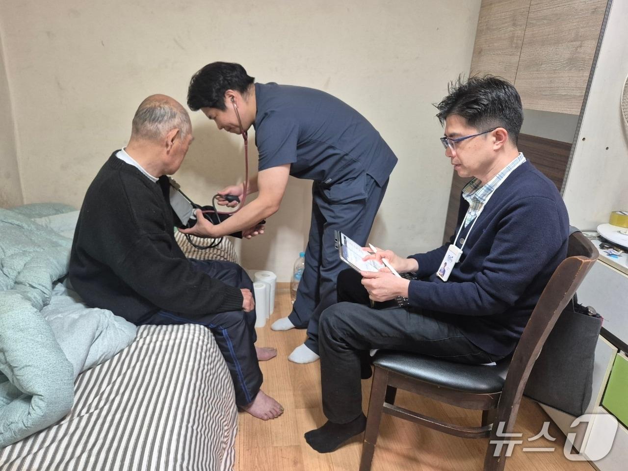 본문 이미지 - 돌봄의원 의료진이 주 1회 어르신을 방문해 건강 상태를 확인하고 있다.(성북구 제공)