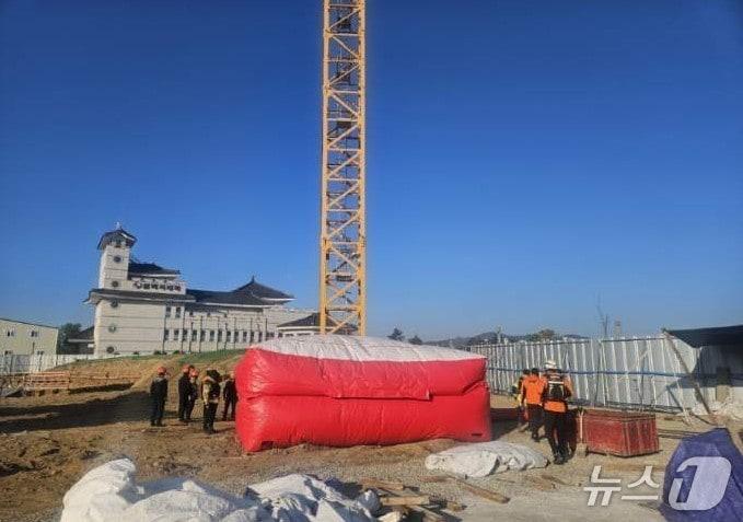 본문 이미지 - 6일 오전 5시 54분쯤 경북 상주시 복룡동 상주 문화예술회관 공사 현장에서 50대 한국노총 관계자 A 씨가 38m 높이의 타워크레인에 올라가 시위를 벌이자 소방 당국이 만일의 사태에 대비해 에어매트를 설치했다.(경북소방본부 제공. 재판매 및 DB 금지)2026.5.6/뉴스1