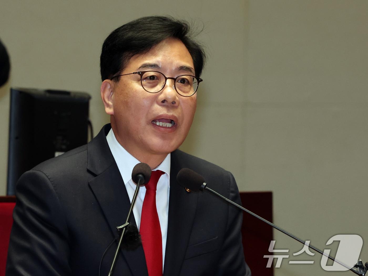본문 이미지 - 송언석 국민의힘 원내대표가 6일 오후 서울 여의도 국회에서 열린 의원총회에서 모두발언을 하고 있다. 2026.5.6 ⓒ 뉴스1 황기선 기자