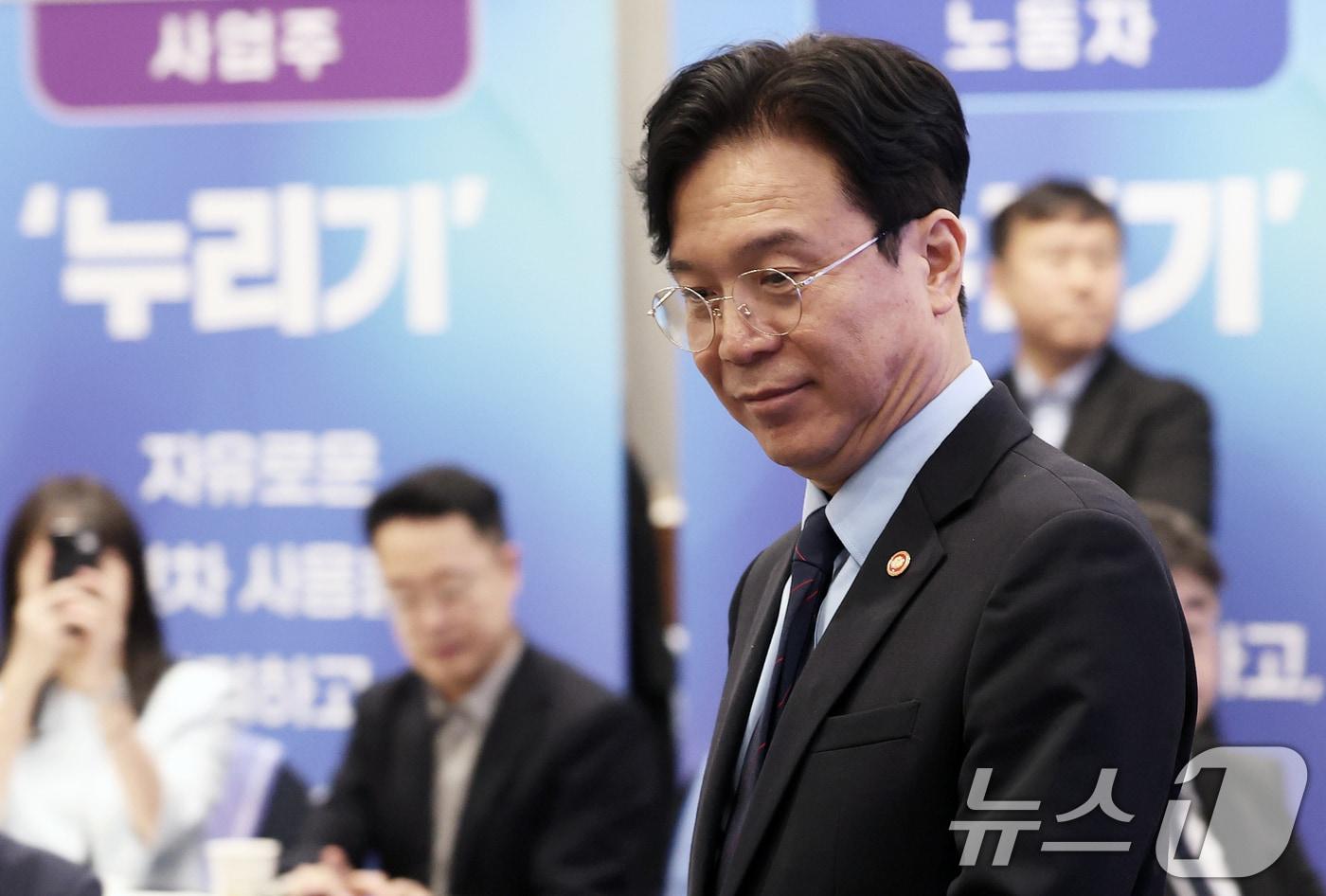 본문 이미지 - 김영훈 고용노동부 장관이 6일 오후 서울 중구 R.ENA컨벤션센터에서 열린 생산성 향상 지원단 발대식에 참석하고 있다. 2026.5.6 ⓒ 뉴스1 오대일 기자