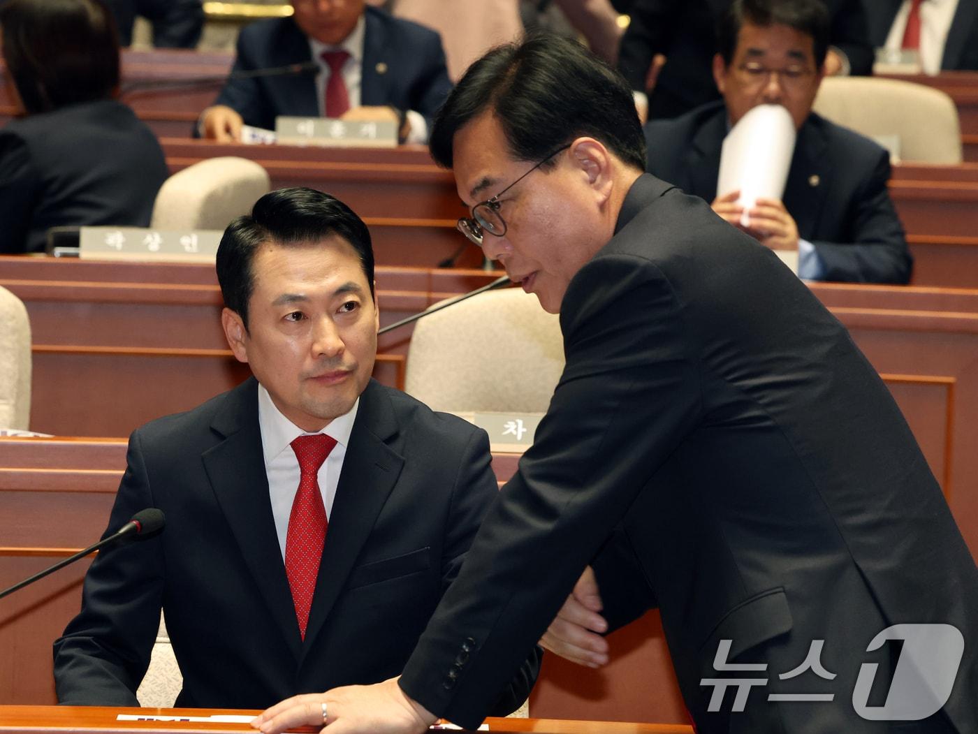 본문 이미지 - 국민의힘 장동혁 대표와 송언석 원내대표가 6일 오후 서울 여의도 국회에서 열린 의원총회에서 대화를 나누고 있다. 2026.5.6 ⓒ 뉴스1 황기선 기자