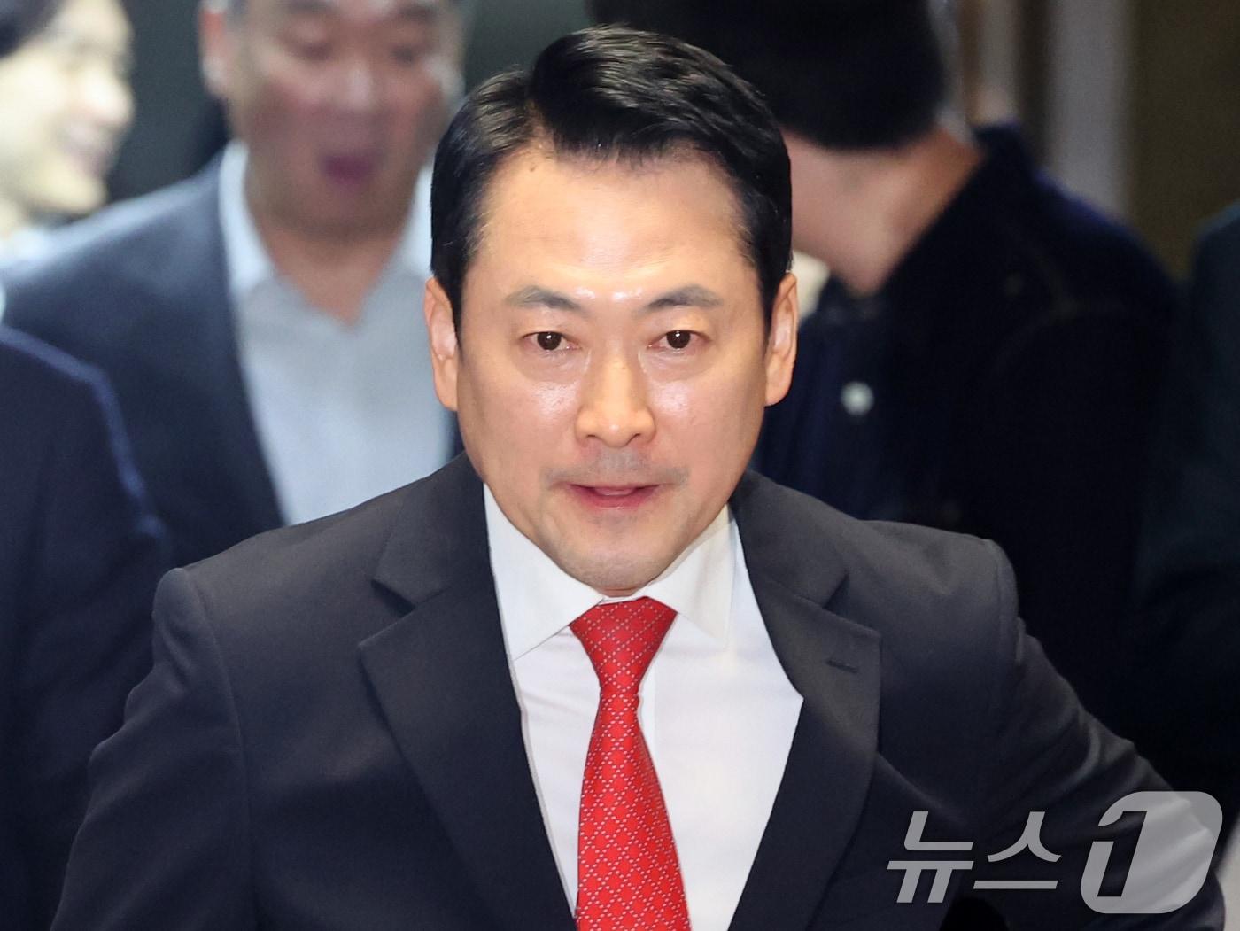 본문 이미지 - 장동혁 국민의힘 대표가 6일 오후 서울 여의도 국회에서 열린 의원총회에 참석하고 있다. 2026.5.6 ⓒ 뉴스1 황기선 기자