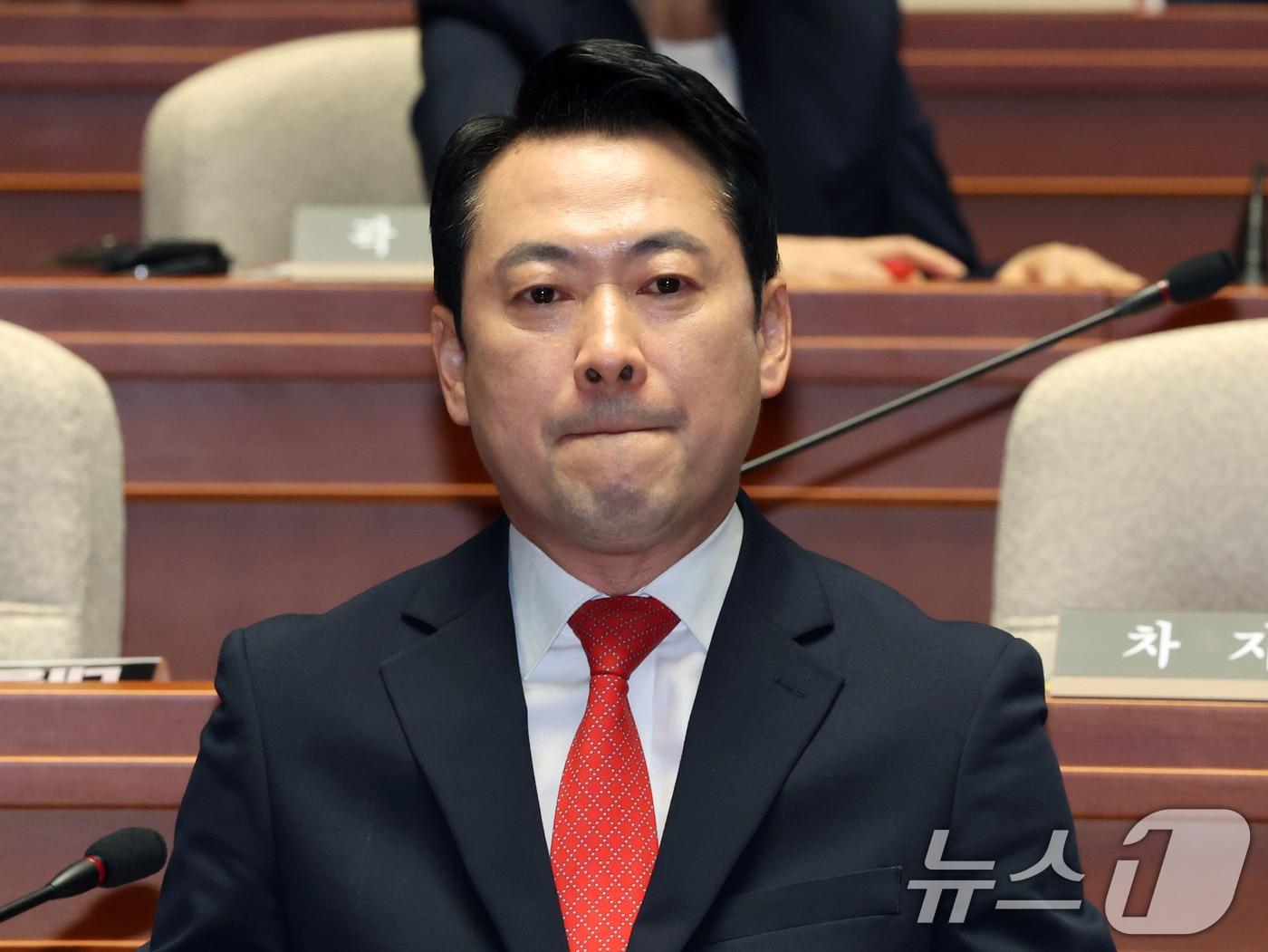 본문 이미지 - 장동혁 국민의힘 대표가 6일 오후 서울 여의도 국회에서 열린 의원총회에서 생각에 잠겨 있다. 2026.5.6 ⓒ 뉴스1 황기선 기자