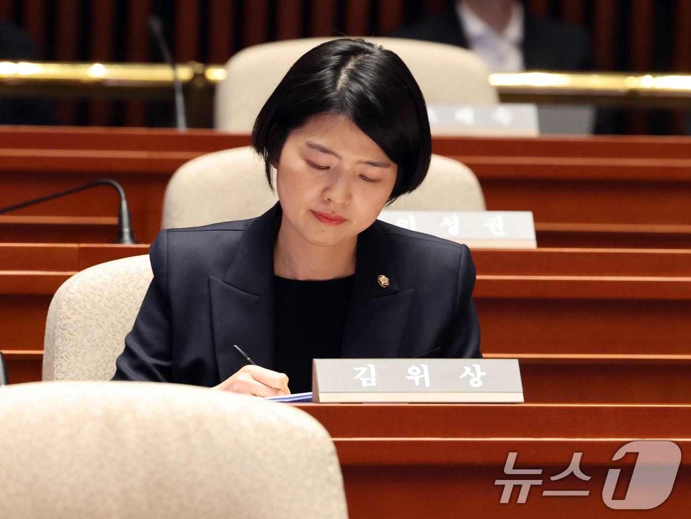 본문 이미지 - 한지아 국민의힘 의원이 6일 오후 서울 여의도 국회에서 열린 의원총회에 자리하고 있다. 2026.5.6 ⓒ 뉴스1 황기선 기자