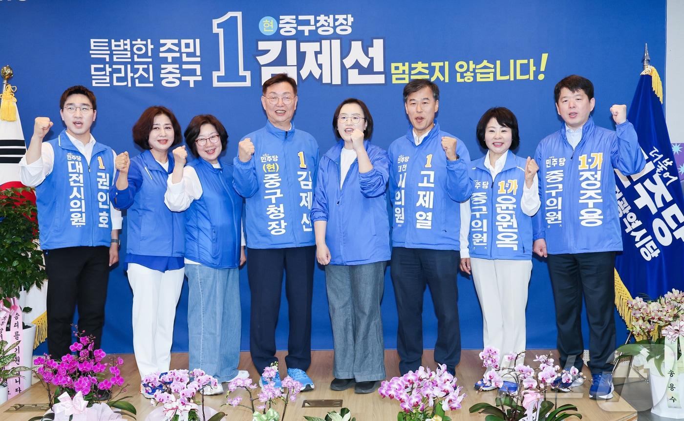 본문 이미지 - 김제선 더불어민주당 대전 중구청장 후보가 6일 선거사무소 개소식에서 중구 광역, 기초단체 의원 후보들과 포즈를 취하고 있다. 2026.5.6 ⓒ 뉴스1 김기태 기자