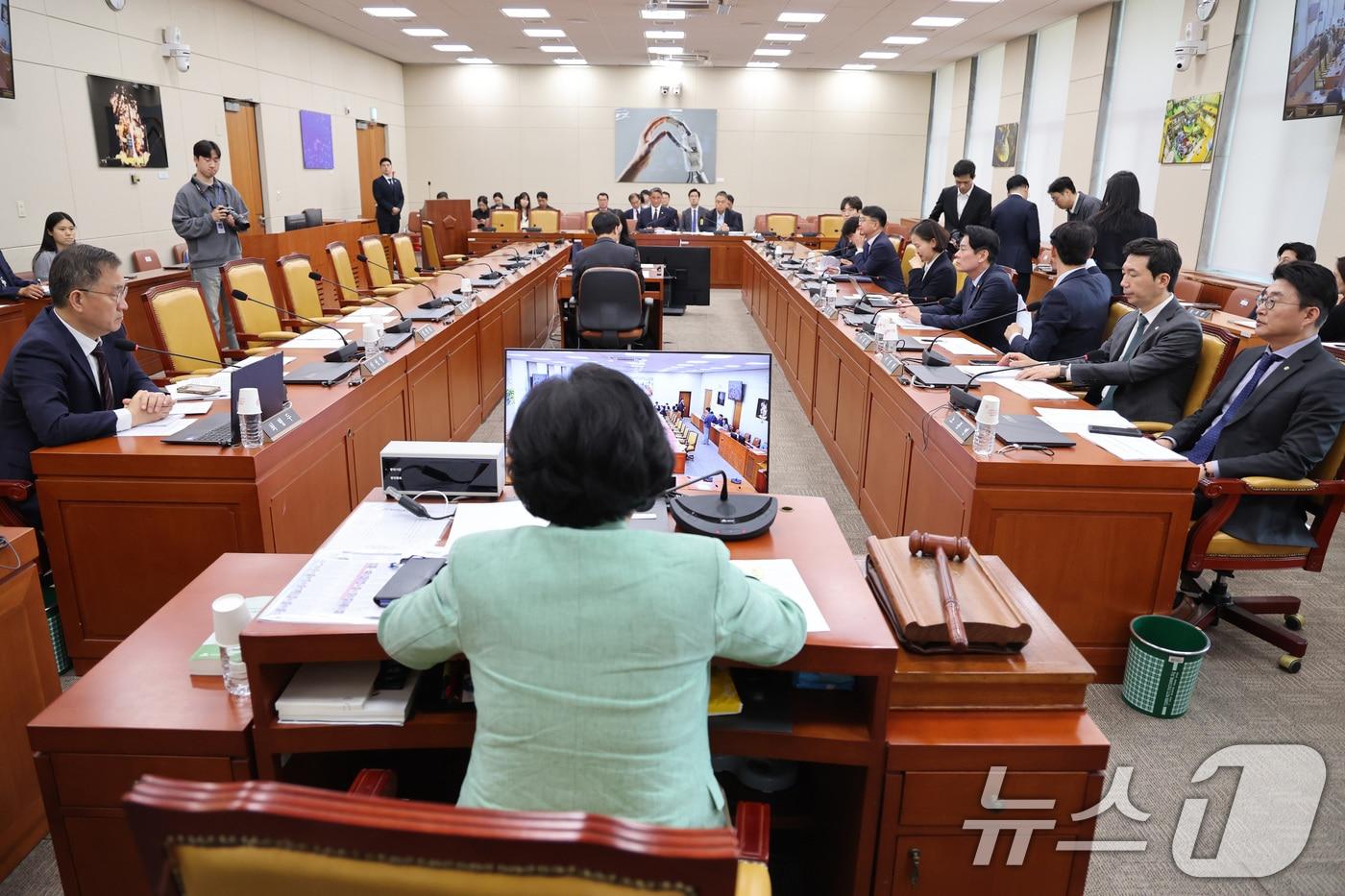 본문 이미지 - 김현 소위원장이 6일 서울 여의도 국회에서 열린 과학기술정보방송통신위원회 정보통신방송미디어법안심사소위원회에서 안건을 논의하고 있다. 2026.5.6 ⓒ 뉴스1 신웅수 기자