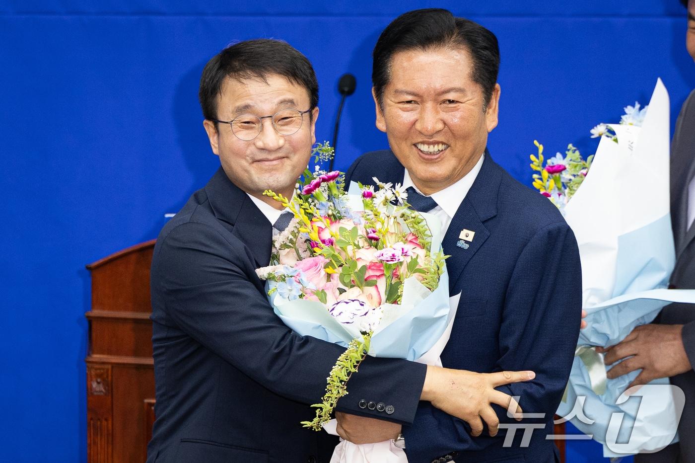 본문 이미지 - 더불어민주당 원내대표로 선출된 한병도 의원과 정청래 대표가 6일 서울 여의도 국회에서 열린 원내대표 선출을 위한 의원총회에서 기념 촬영을 하고 있다. 2026.5.6 ⓒ 뉴스1 유승관 기자