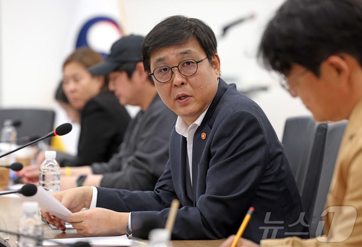 본문 이미지 - 최휘영 문화체육관광부 장관이 6일 서울 종로구 국립현대미술관 서울관에서 열린 문화예술정책자문위원회 영화·영상분과 제3차 회의에서 위원들과 영화·영상 분야 주요 현안과 향후 정책 방향을 논의하고 있다. (문화체육관광부 제공. 재판매 및 DB 금지) 2026.5.6 ⓒ 뉴스1