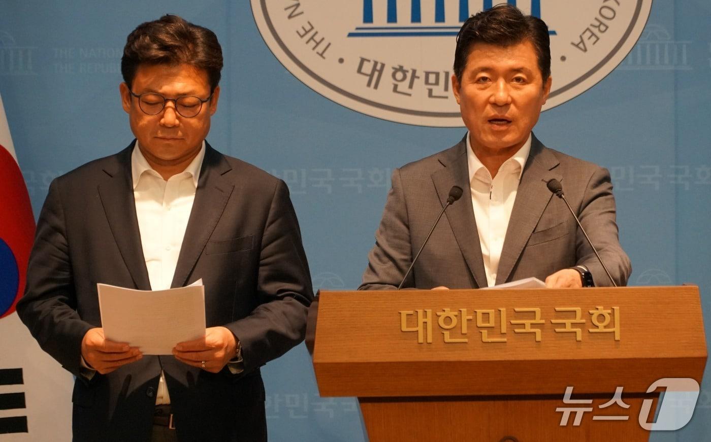 본문 이미지 - 국민의힘 강명구(왼쪽)·구자근 의원이 6일 국회 소통관에서 기자회견을 하고 있다. (구자근 의원실 제공. 재판매 및 DB금지)/뉴스1