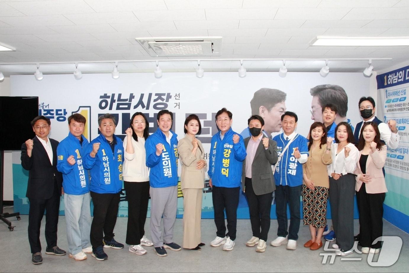 본문 이미지 - 강병덕 더불어민주당 경기 하남시장 예비후보와 이광재 민주당 하남갑 국회의원 보궐선거 예비후보가 6일 하남시 학교운영위원협의회와 간담회를 열고 기념사진을 찍고 있다.(강병덕 캠프 제공. 재판매 및 DB 금지)/뉴스1 