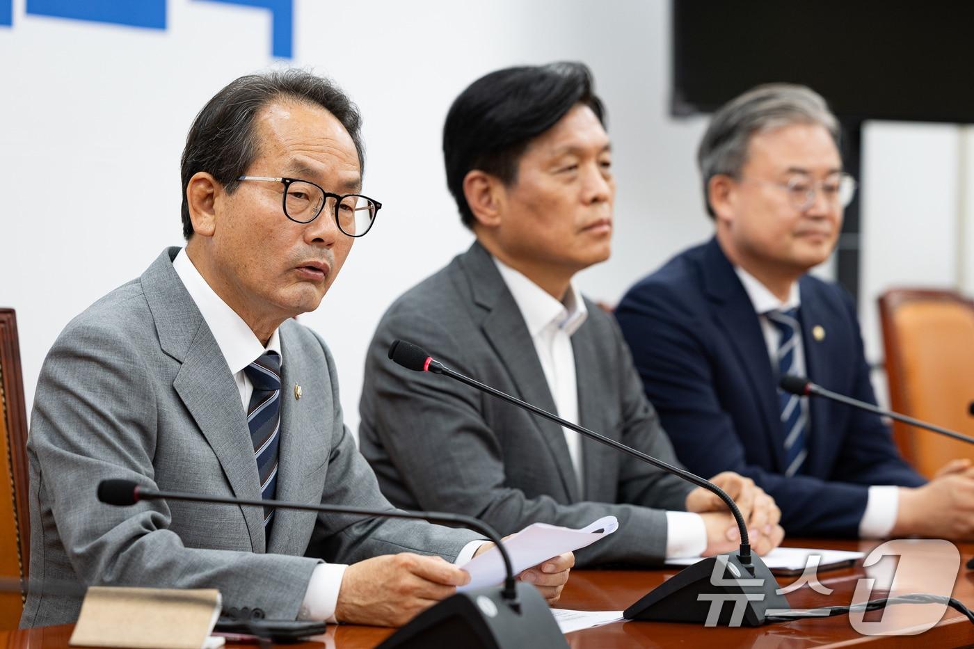 본문 이미지 - 강준현 더불어민주당 수석대변인이 6일 서울 여의도 국회에서 전략공관위원회 공천 결과를 발표하고 있다. 2026.5.6 ⓒ 뉴스1 유승관 기자