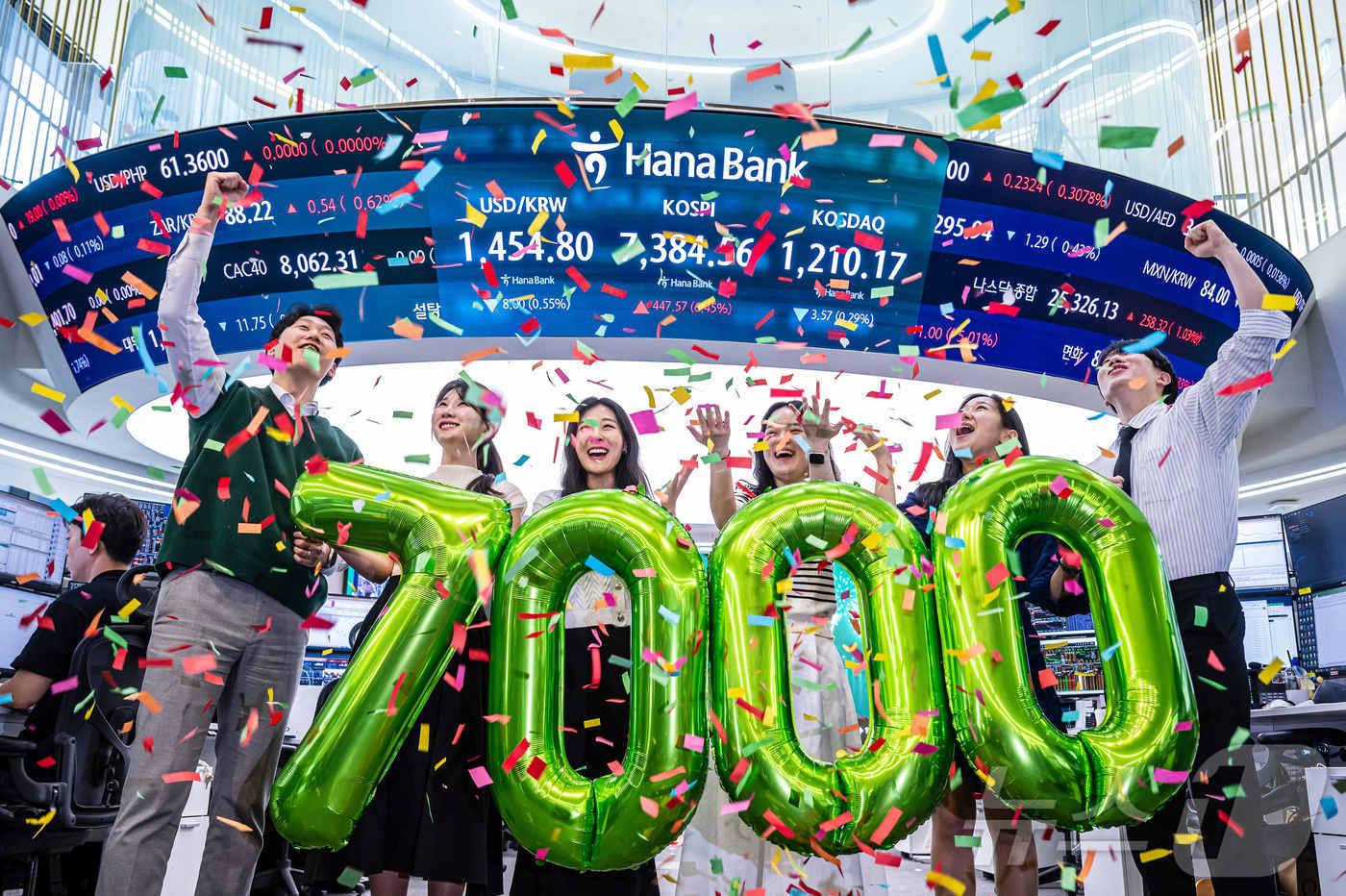 본문 이미지 - 코스피가 종가 기준 사상 처음 7000선을 돌파한 6일 서울 중구 하나은행 딜링룸에서 직원들이 축하 세레머니를 하고 있다. 이날 코스피는 전장보다 447.57포인트(6.45%) 오른 7,384.56에 장을 마쳤다. (공동취재) 2026.5.6 ⓒ 뉴스1 박지혜 기자
