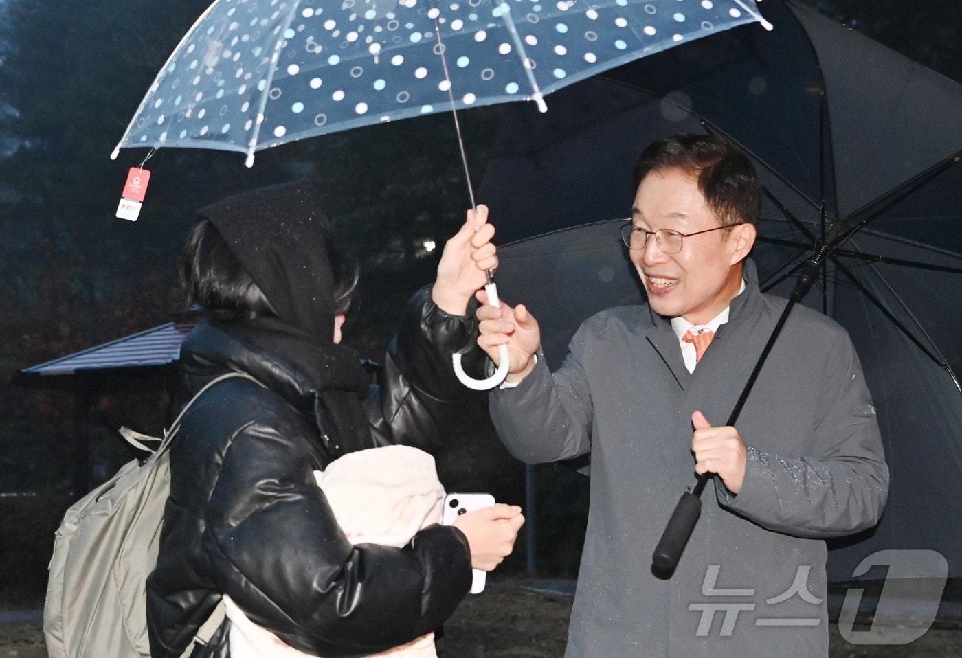 본문 이미지 - 임종식 경북교육감 예비후보는 6일 농산어촌과 교통 소외지역 학생들을 위한 에듀버스·에듀택시 확대와 통학비 지원 강화 공약을 발표했다. /뉴스1