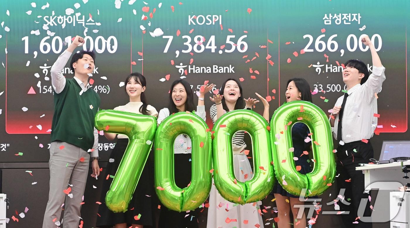 본문 이미지 - 코스피가 종가 기준 사상 처음 7000선을 돌파한 6일 서울 중구 하나은행 딜링룸에서 직원들이 축하 세레머니를 하고 있다. (공동취재) 2026.5.6 ⓒ 뉴스1 박지혜 기자