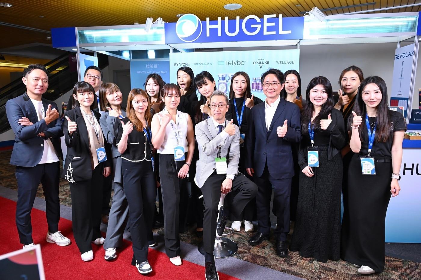 본문 이미지 - 'AMWC ASIA & TDAC 2026' 현장에서 기념촬영을 하고 있는 휴젤 대만 법인 임직원들. (휴젤 제공)