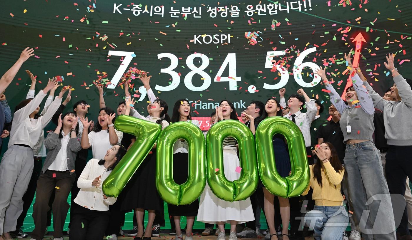 본문 이미지 - 코스피가 종가 기준 사상 처음 7000선을 돌파한 6일 서울 중구 하나은행 딜링룸에서 직원들이 축하 세레머니를 하고 있다. (공동취재) 2026.5.6 ⓒ 뉴스1 박지혜 기자