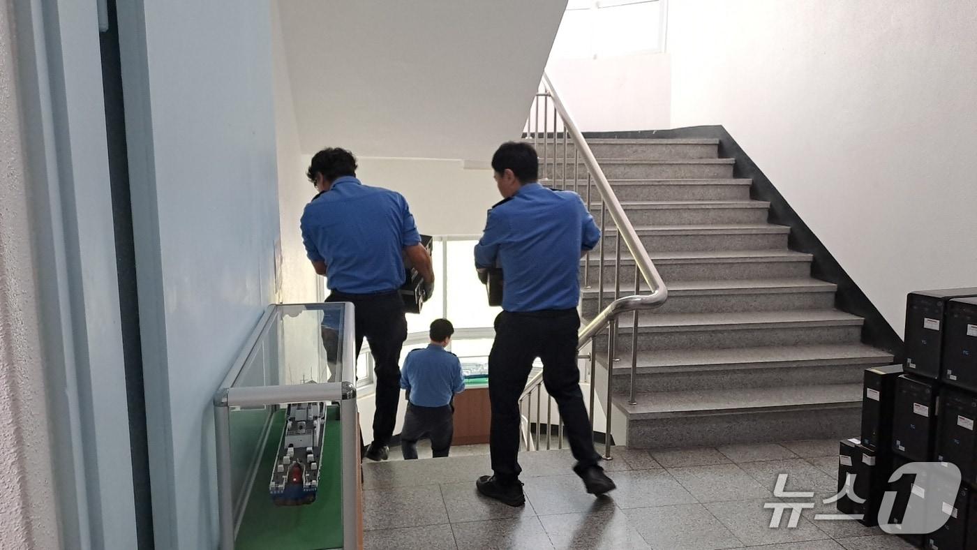 본문 이미지 - 불용 판정을 받았지만 재활용이 가능한 전산장비를 지역 장애인단체에게 기증하기 위해 장비를 나르고 있는 속초해경 직원들.(속초해경 제공, 재판매 및 DB 금지) 2026.5.6/뉴스1