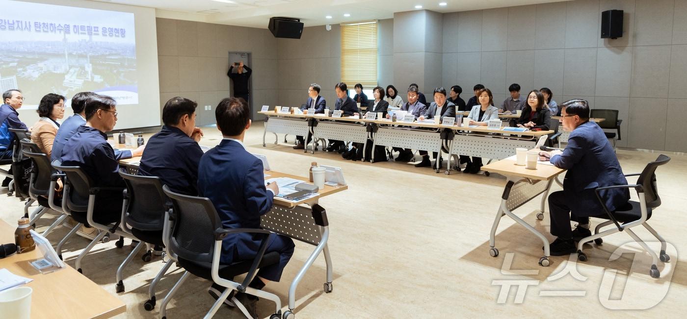 본문 이미지 - 김성환 기후에너지환경부 장관이 서울 강남구 탄천 하수처리시설을 찾아 하수열 현황 및 지역난방으로의 하수열 공급 상황을 점검하고 활용 방안을 논의하고 있다. (기후에너지환경부 제공. 재판매 및 DB 금지)