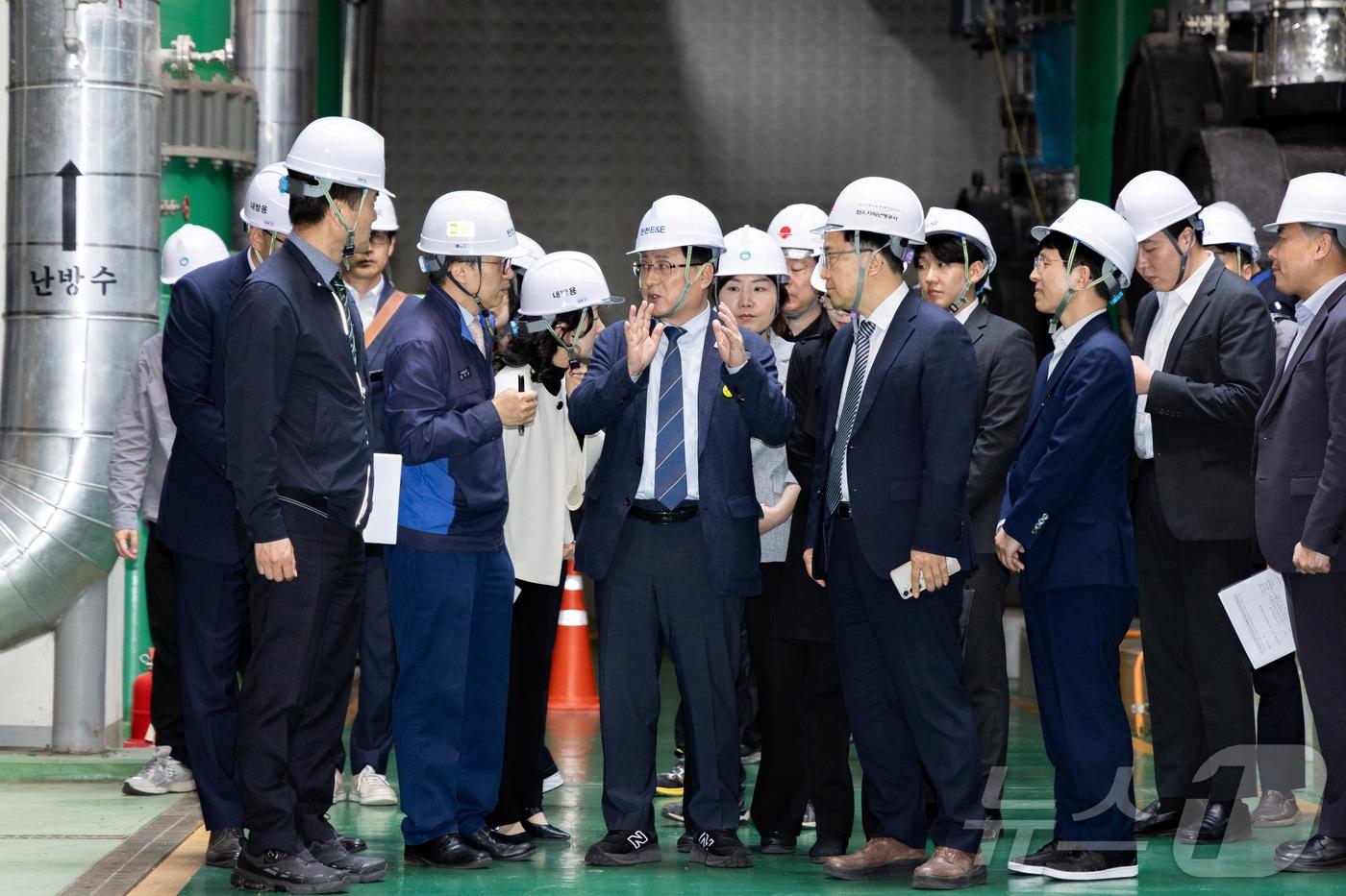본문 이미지 - 김성환 기후에너지환경부 장관이 하수처리시설을 찾아 하수열 현황 및 지역난방으로의 하수열 공급 상황을 점검하고 활용 방안을 논의하고 있다. (기후에너지환경부 제공. 재판매 및 DB 금지) 