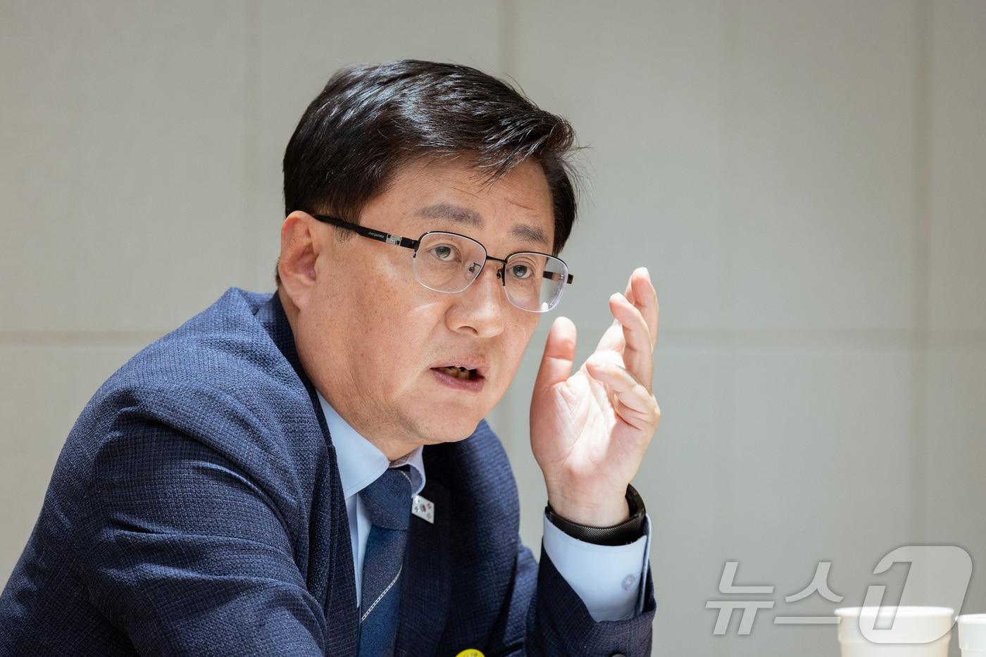 본문 이미지 - 김성환 기후에너지환경부 장관이 서울 강남구 탄천 하수처리시설을 찾아 하수열 현황 및 지역난방으로의 하수열 공급 상황을 점검하고 활용 방안을 논의하고 있다. (기후에너지환경부 제공. 재판매 및 DB 금지) 2026.5.6 ⓒ 뉴스1
