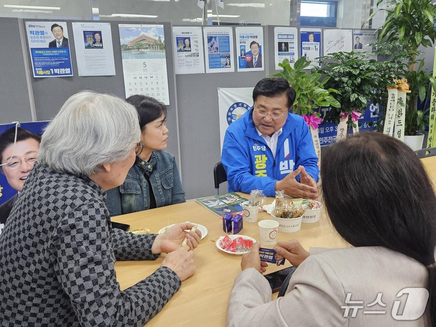 본문 이미지 - 박관열 후보가 선거사무소에서 유권자들과 지역 현안에 대해 의견을 나누고 있는 모습.(후보측 제공)